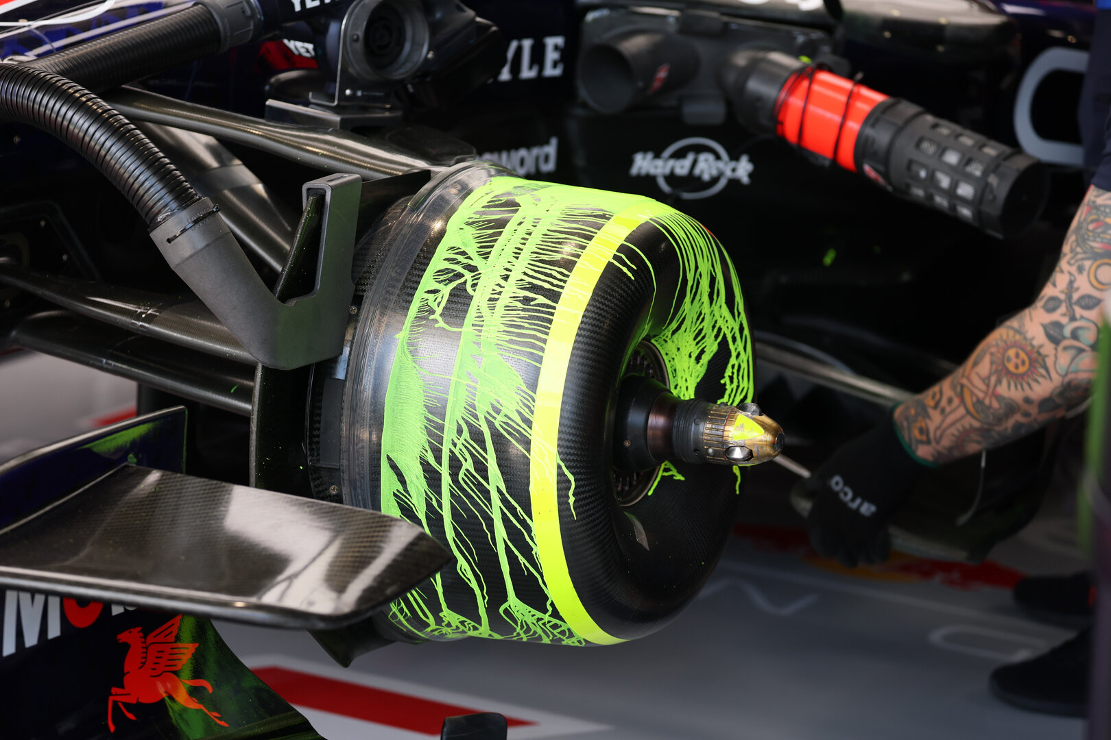 GP MIAMI, Red Bull Racing RB22 flow-vis paint on the wheel hub.
01.05.2026. Formula 1 World Championship, Rd 4, Miami Grand Prix, Miami, Florida, USA, Sprint Qualifiche Day.
- www.xpbimages.com, EMail: requests@xpbimages.com © Copyright: Moy / XPB Images