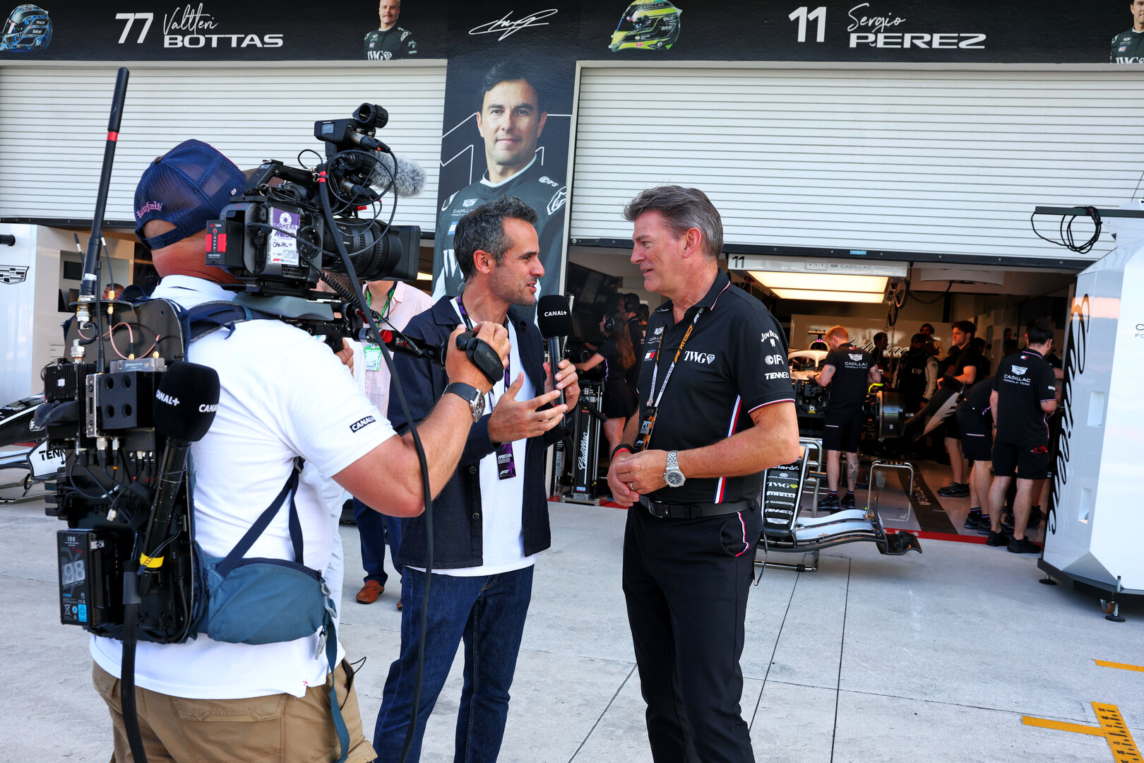 GP MIAMI, (L to R): Laurent Dupin (FRA) Canal+ F1 Presenter with Graeme Lowdon (GBR) Cadillac Formula 1 Team, Team Principal.
01.05.2026. Formula 1 World Championship, Rd 4, Miami Grand Prix, Miami, Florida, USA, Sprint Qualifiche Day.
- www.xpbimages.com, EMail: requests@xpbimages.com © Copyright: Bearne / XPB Images