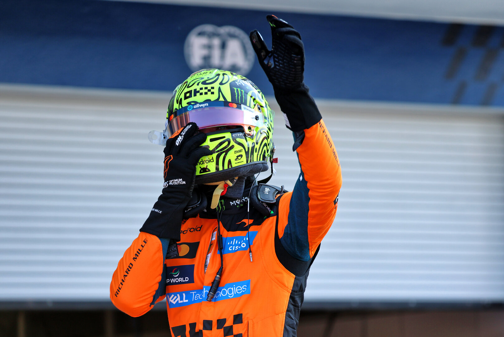 GP MIAMI, Lando Norris (GBR) McLaren F1 Team celebrates his pole position in Sprint qualifying parc ferme.
01.05.2026. Formula 1 World Championship, Rd 4, Miami Grand Prix, Miami, Florida, USA, Sprint Qualifiche Day.
- www.xpbimages.com, EMail: requests@xpbimages.com © Copyright: Batchelor / XPB Images