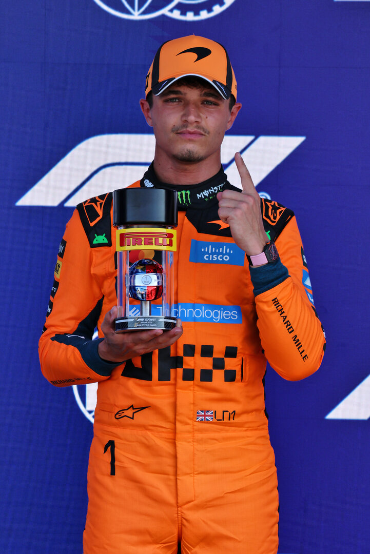 GP MIAMI, Lando Norris (GBR) McLaren F1 Team celebrates his pole position in Sprint qualifying parc ferme.
01.05.2026. Formula 1 World Championship, Rd 4, Miami Grand Prix, Miami, Florida, USA, Sprint Qualifiche Day.
- www.xpbimages.com, EMail: requests@xpbimages.com © Copyright: Batchelor / XPB Images