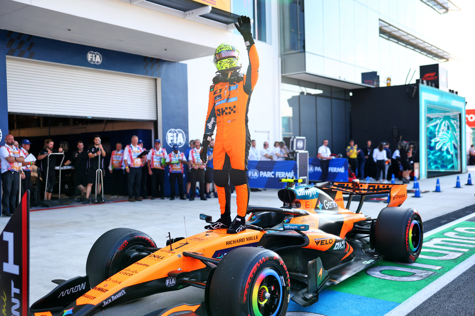GP MIAMI, Lando Norris (GBR) McLaren F1 Team MCL40 celebrates his pole position in Sprint qualifying parc ferme.
01.05.2026. Formula 1 World Championship, Rd 4, Miami Grand Prix, Miami, Florida, USA, Sprint Qualifiche Day.
- www.xpbimages.com, EMail: requests@xpbimages.com © Copyright: Bearne / XPB Images