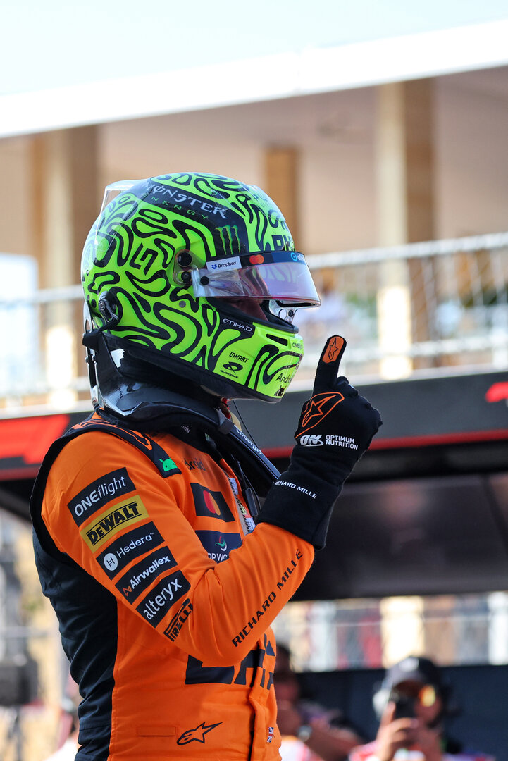 GP MIAMI, Lando Norris (GBR) McLaren F1 Team MCL40 celebrates his pole position in Sprint qualifying parc ferme.
01.05.2026. Formula 1 World Championship, Rd 4, Miami Grand Prix, Miami, Florida, USA, Sprint Qualifiche Day.
- www.xpbimages.com, EMail: requests@xpbimages.com © Copyright: Charniaux / XPB Images