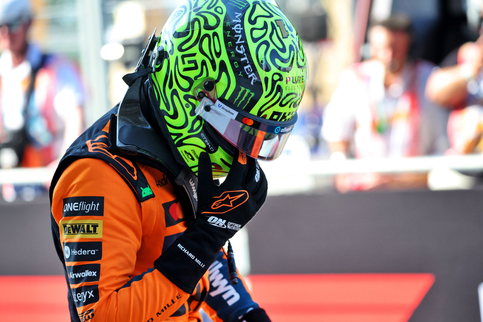 GP MIAMI, Lando Norris (GBR) McLaren F1 Team MCL40 celebrates his pole position in Sprint qualifying parc ferme.
01.05.2026. Formula 1 World Championship, Rd 4, Miami Grand Prix, Miami, Florida, USA, Sprint Qualifiche Day.
- www.xpbimages.com, EMail: requests@xpbimages.com © Copyright: Charniaux / XPB Images