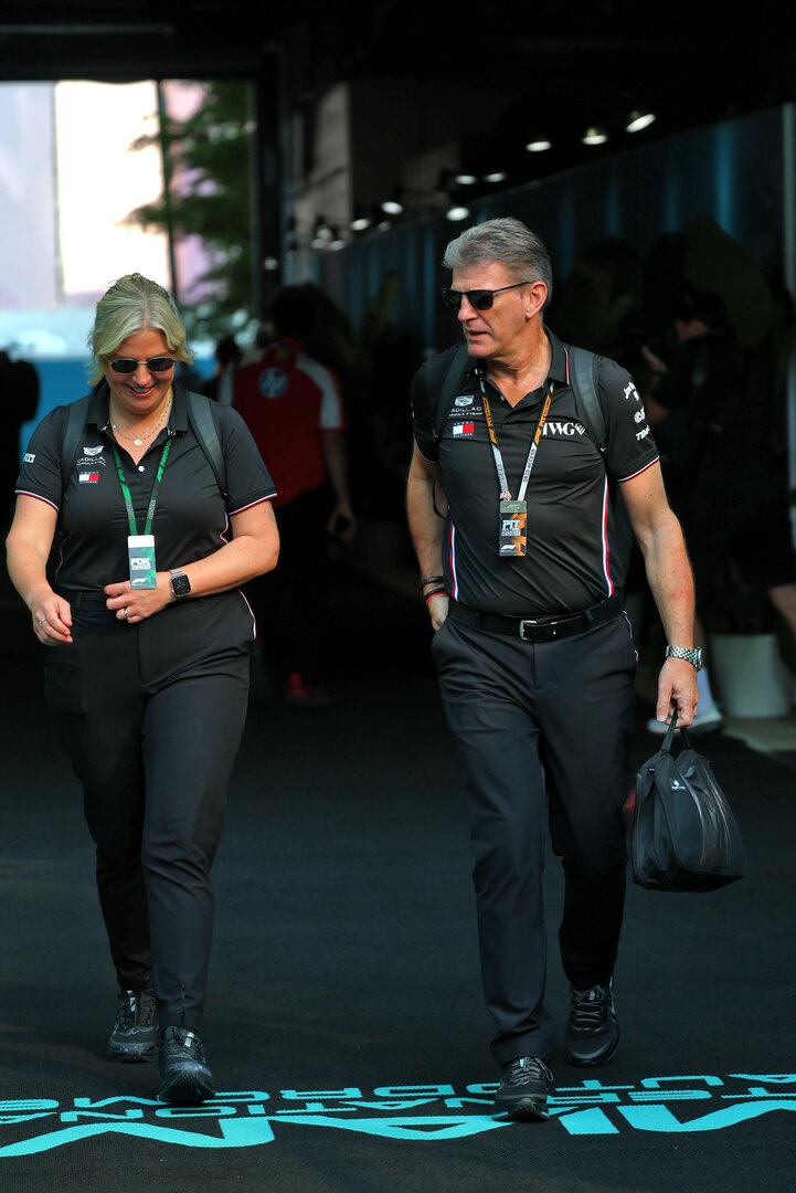 GP MIAMI, (L to R): Laura Marchant (GBR) Cadillac Formula 1 Team Executive Assistant with Graeme Lowdon (GBR) Cadillac Formula 1 Team, Team Principal.
02.05.2026. Formula 1 World Championship, Rd 4, Miami Grand Prix, Miami, Florida, USA, Sprint e Qualifiche Day.
- www.xpbimages.com, EMail: requests@xpbimages.com © Copyright: Bearne / XPB Images