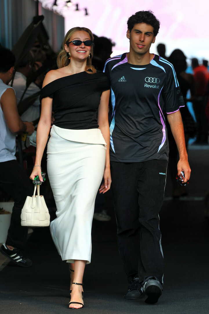 GP MIAMI, (L to R): Isabella Bernardini (BRA) with her boyfriend Gabriel Bortoleto (BRA) Audi F1 Team.
02.05.2026. Formula 1 World Championship, Rd 4, Miami Grand Prix, Miami, Florida, USA, Sprint e Qualifiche Day.
- www.xpbimages.com, EMail: requests@xpbimages.com © Copyright: Bearne / XPB Images
