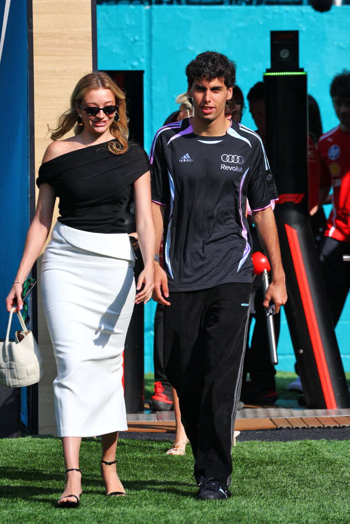 GP MIAMI, (L to R): Isabella Bernardini (BRA) with her boyfriend Gabriel Bortoleto (BRA) Audi F1 Team.
02.05.2026. Formula 1 World Championship, Rd 4, Miami Grand Prix, Miami, Florida, USA, Sprint e Qualifiche Day.
- www.xpbimages.com, EMail: requests@xpbimages.com © Copyright: Patching / XPB Images