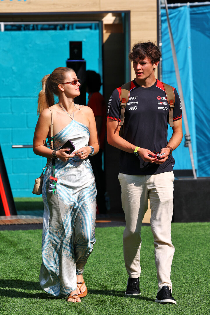 GP MIAMI, (L to R): Alicia Torriani with her boyfriend Oliver Bearman (GBR) Haas F1 Team.
02.05.2026. Formula 1 World Championship, Rd 4, Miami Grand Prix, Miami, Florida, USA, Sprint e Qualifiche Day.
- www.xpbimages.com, EMail: requests@xpbimages.com © Copyright: Patching / XPB Images