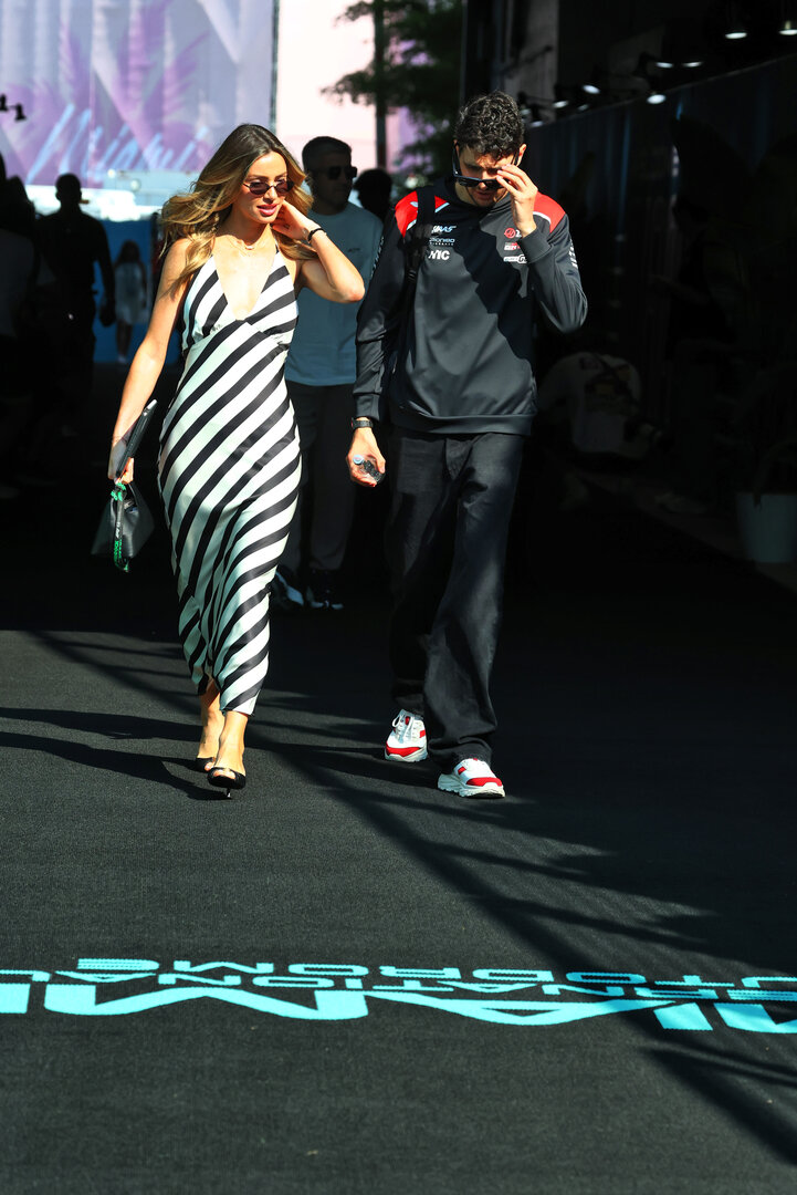 GP MIAMI, (L to R): Flavy Barla (FRA) with her boyfriend Esteban Ocon (FRA) Haas F1 Team.
02.05.2026. Formula 1 World Championship, Rd 4, Miami Grand Prix, Miami, Florida, USA, Sprint e Qualifiche Day.
- www.xpbimages.com, EMail: requests@xpbimages.com © Copyright: Bearne / XPB Images