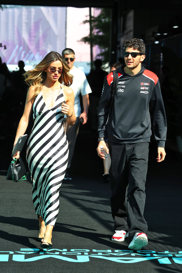 GP MIAMI, (L to R): Flavy Barla (FRA) with her boyfriend Esteban Ocon (FRA) Haas F1 Team.
02.05.2026. Formula 1 World Championship, Rd 4, Miami Grand Prix, Miami, Florida, USA, Sprint e Qualifiche Day.
- www.xpbimages.com, EMail: requests@xpbimages.com © Copyright: Bearne / XPB Images