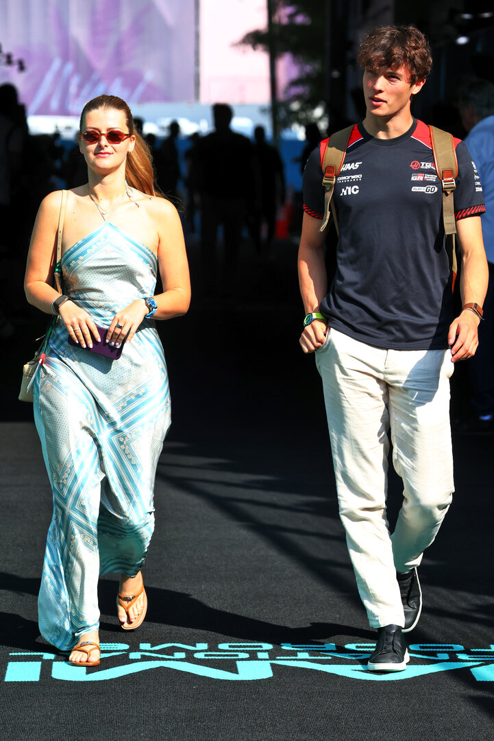 GP MIAMI, (L to R): Alicia Torriani with her boyfriend Oliver Bearman (GBR) Haas F1 Team..
02.05.2026. Formula 1 World Championship, Rd 4, Miami Grand Prix, Miami, Florida, USA, Sprint e Qualifiche Day.
- www.xpbimages.com, EMail: requests@xpbimages.com © Copyright: Bearne / XPB Images