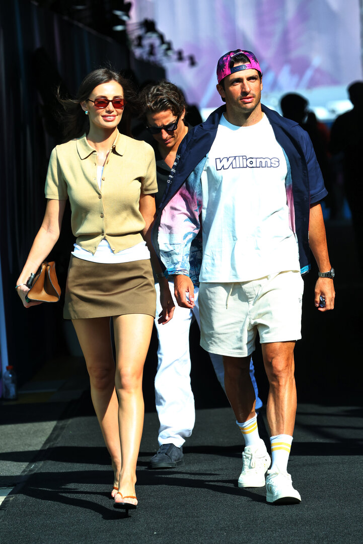 GP MIAMI, (L to R): Rebecca Donaldson (GBR) with her boyfriend Carlos Sainz (ESP) Williams F1 Team.
02.05.2026. Formula 1 World Championship, Rd 4, Miami Grand Prix, Miami, Florida, USA, Sprint e Qualifiche Day.
- www.xpbimages.com, EMail: requests@xpbimages.com © Copyright: Bearne / XPB Images