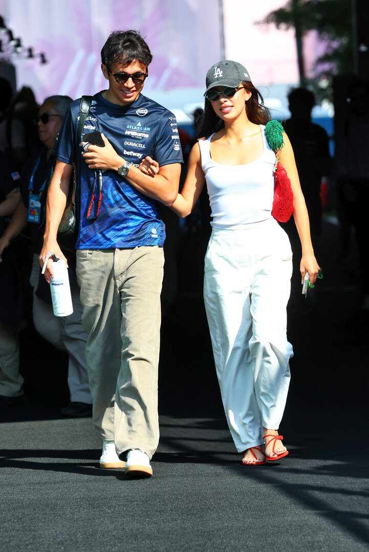 GP MIAMI, (L to R): Alexander Albon (THA) Williams F1 Team with Domenica Muni Lily He (CHN) Professional Golfer.
02.05.2026. Formula 1 World Championship, Rd 4, Miami Grand Prix, Miami, Florida, USA, Sprint e Qualifiche Day.
- www.xpbimages.com, EMail: requests@xpbimages.com © Copyright: Bearne / XPB Images