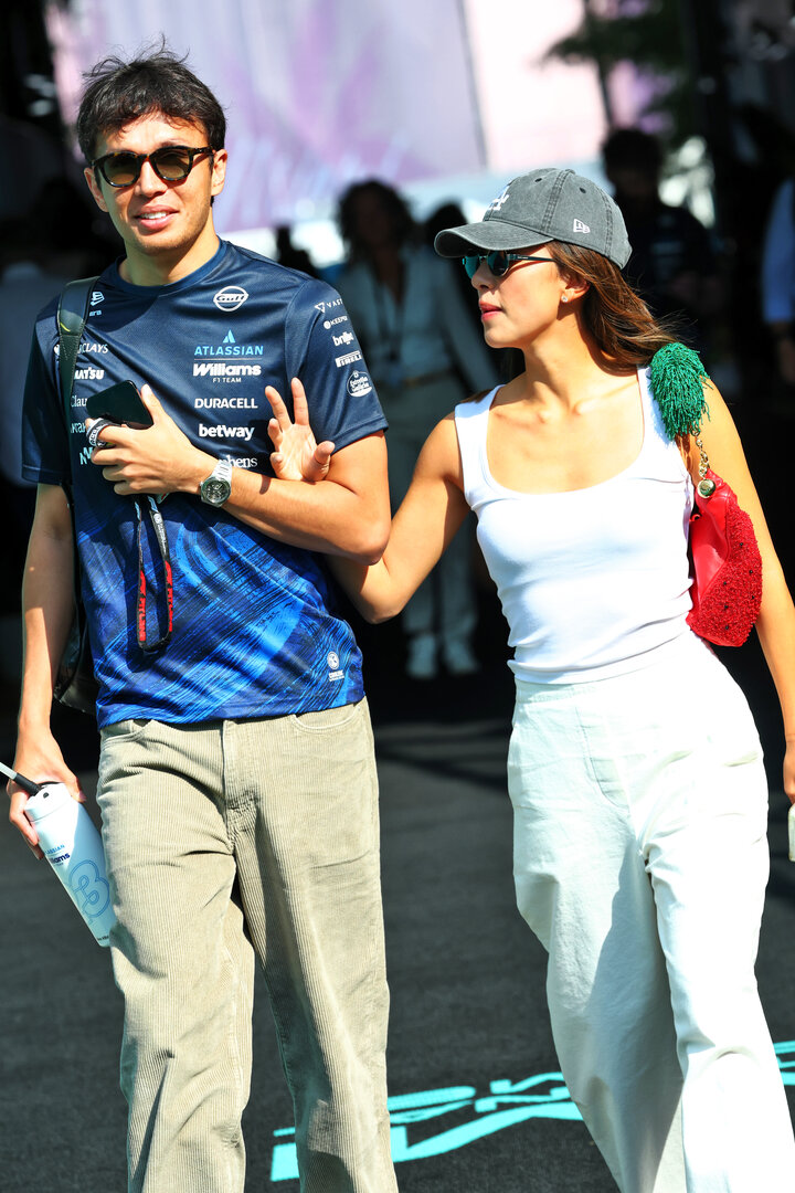 GP MIAMI, (L to R): Alexander Albon (THA) Williams F1 Team with Domenica Muni Lily He (CHN) Professional Golfer.
02.05.2026. Formula 1 World Championship, Rd 4, Miami Grand Prix, Miami, Florida, USA, Sprint e Qualifiche Day.
- www.xpbimages.com, EMail: requests@xpbimages.com © Copyright: Bearne / XPB Images