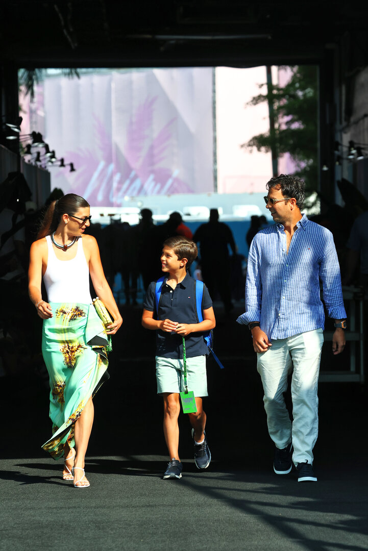 GP MIAMI, Sergio Perez (MEX) Cadillac Formula 1 Team (Right) with sua moglie Carola Martinez (MEX) (Left) e son Sergio Perez Jnr (MEX).
02.05.2026. Formula 1 World Championship, Rd 4, Miami Grand Prix, Miami, Florida, USA, Sprint e Qualifiche Day.
- www.xpbimages.com, EMail: requests@xpbimages.com © Copyright: Bearne / XPB Images