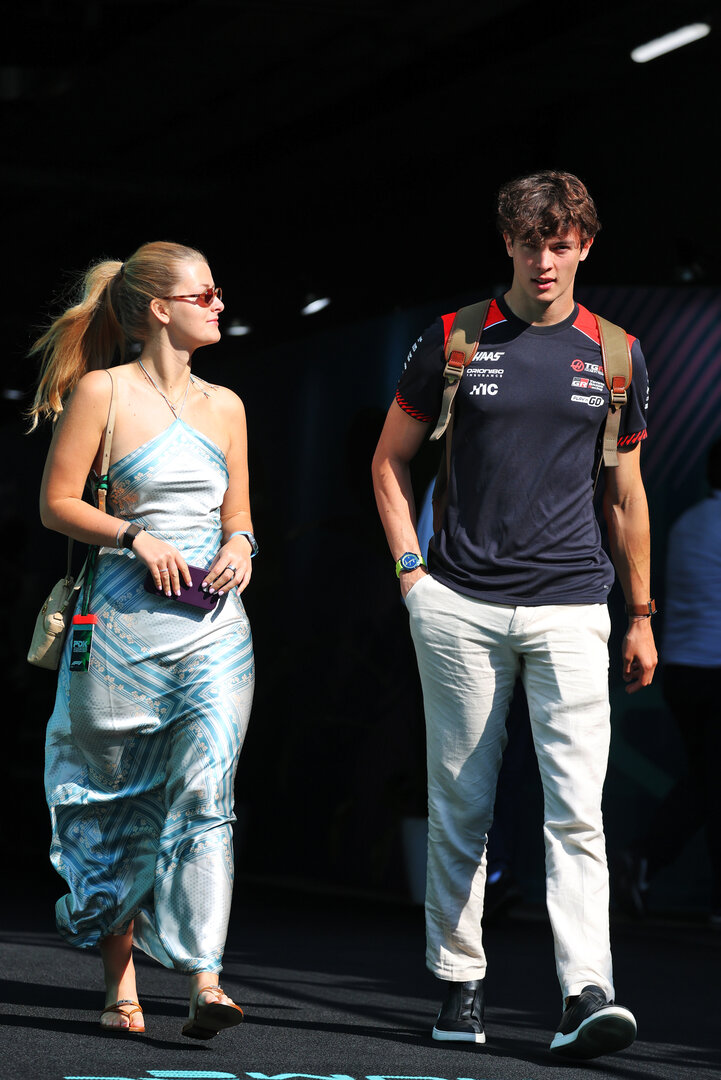 GP MIAMI, (L to R): Alicia Torriani with her boyfriend Oliver Bearman (GBR) Haas F1 Team.
02.05.2026. Formula 1 World Championship, Rd 4, Miami Grand Prix, Miami, Florida, USA, Sprint e Qualifiche Day.
- www.xpbimages.com, EMail: requests@xpbimages.com © Copyright: Moy / XPB Images