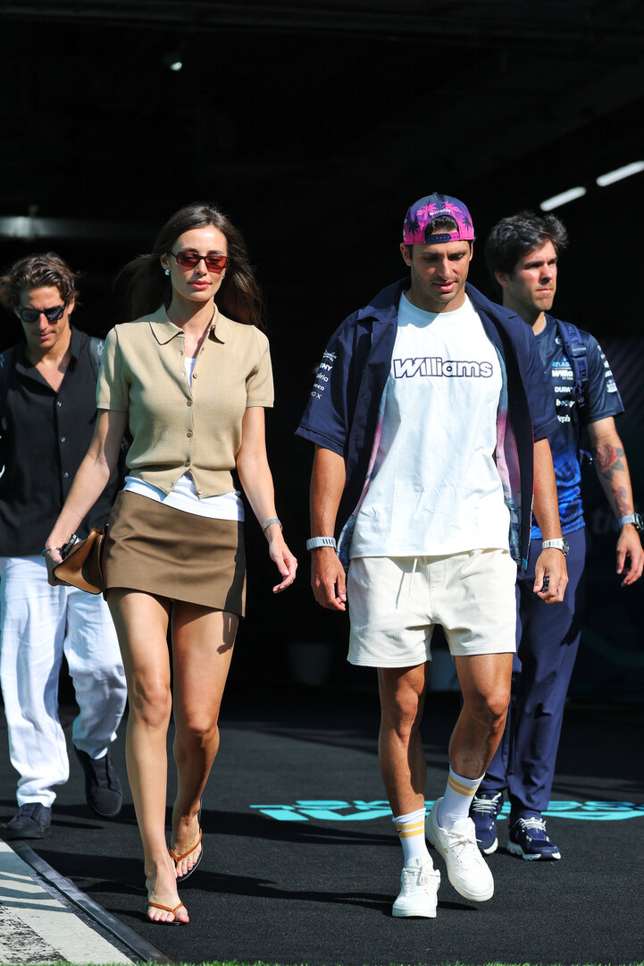 GP MIAMI, (L to R): Rebecca Donaldson (GBR) with her boyfriend Carlos Sainz (ESP) Williams F1 Team.
02.05.2026. Formula 1 World Championship, Rd 4, Miami Grand Prix, Miami, Florida, USA, Sprint e Qualifiche Day.
- www.xpbimages.com, EMail: requests@xpbimages.com © Copyright: Moy / XPB Images