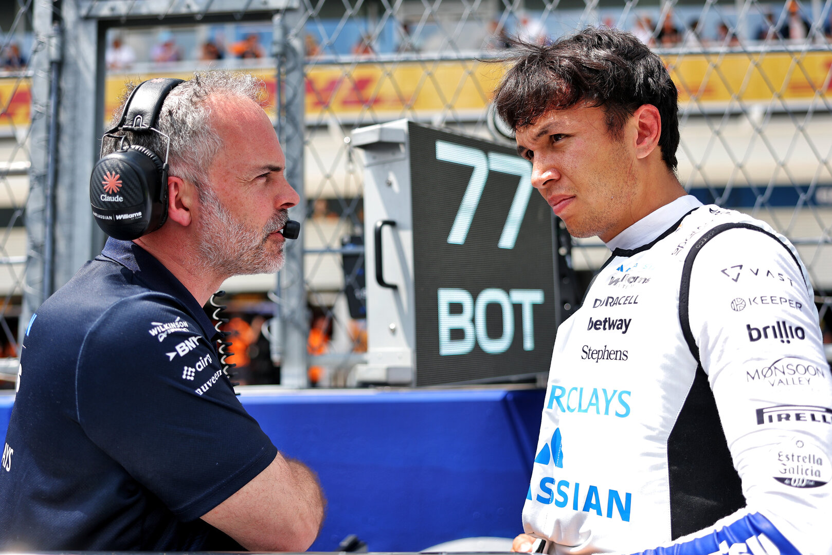GP MIAMI, (L to R): James Urwin (GBR) Williams F1 Team Gara Engineer with Alexander Albon (THA) Williams F1 Team on the grid.
02.05.2026. Formula 1 World Championship, Rd 4, Miami Grand Prix, Miami, Florida, USA, Sprint e Qualifiche Day.
- www.xpbimages.com, EMail: requests@xpbimages.com © Copyright: Charniaux / XPB Images
