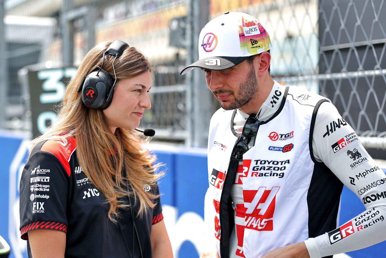GP MIAMI, (L to R): Laura Mueller (GER) Haas F1 Team Gara Engineer with Esteban Ocon (FRA) Haas F1 Team on the grid.
02.05.2026. Formula 1 World Championship, Rd 4, Miami Grand Prix, Miami, Florida, USA, Sprint e Qualifiche Day.
- www.xpbimages.com, EMail: requests@xpbimages.com © Copyright: Charniaux / XPB Images