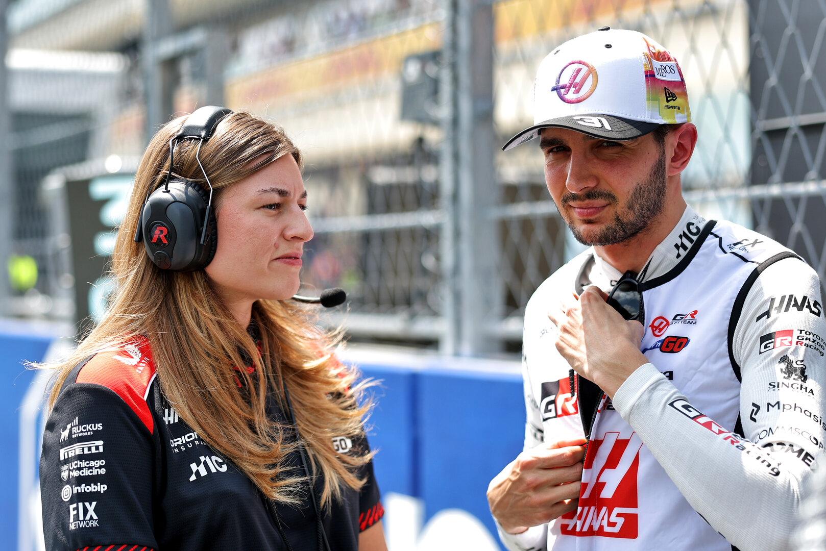 GP MIAMI, (L to R): Laura Mueller (GER) Haas F1 Team Gara Engineer with Esteban Ocon (FRA) Haas F1 Team on the grid.
02.05.2026. Formula 1 World Championship, Rd 4, Miami Grand Prix, Miami, Florida, USA, Sprint e Qualifiche Day.
- www.xpbimages.com, EMail: requests@xpbimages.com © Copyright: Charniaux / XPB Images
