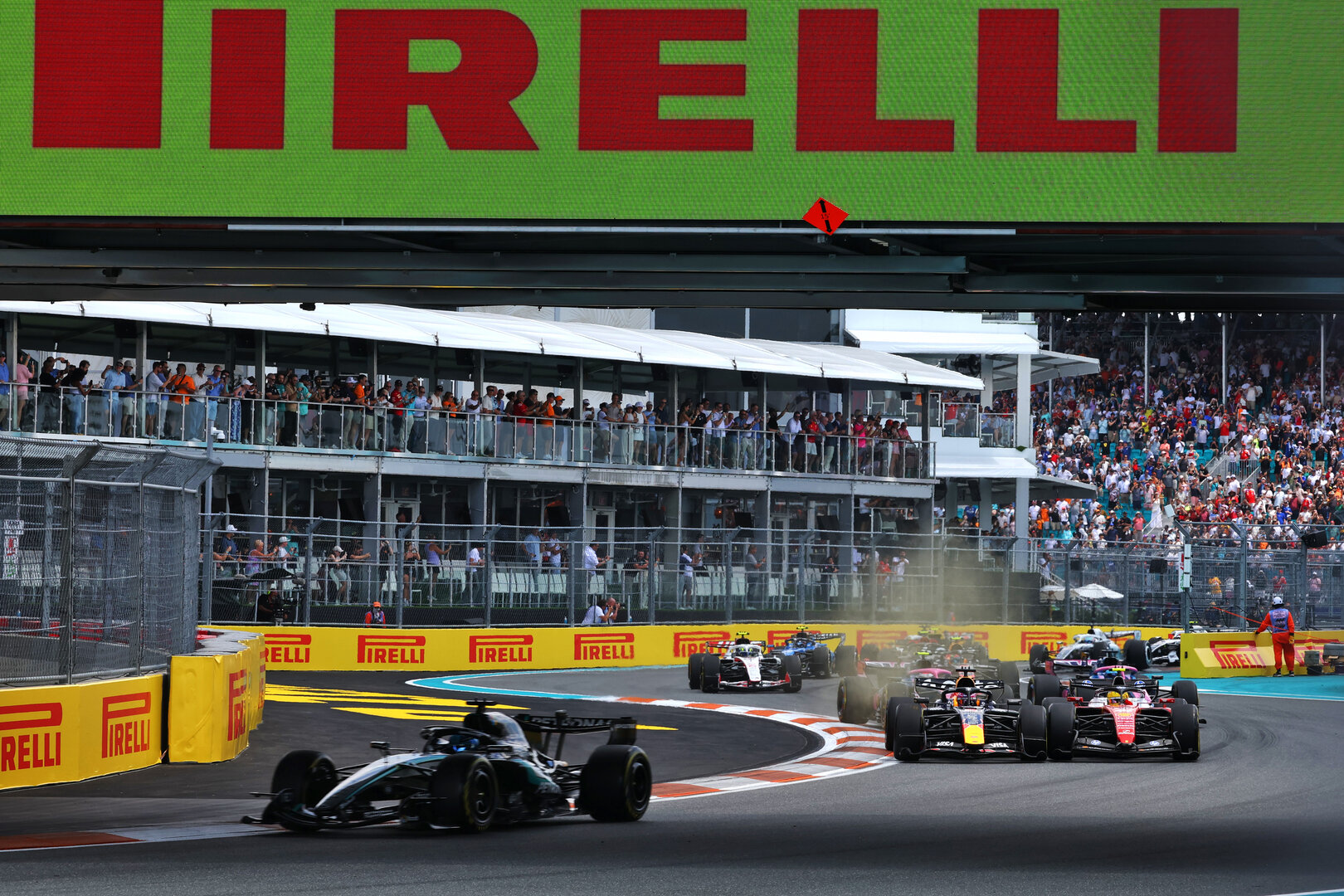 GP MIAMI, Max Verstappen (NLD) Red Bull Racing RB22 e Lewis Hamilton (GBR) Ferrari SF-26 at the partenza of Sprint.
02.05.2026. Formula 1 World Championship, Rd 4, Miami Grand Prix, Miami, Florida, USA, Sprint e Qualifiche Day.
- www.xpbimages.com, EMail: requests@xpbimages.com © Copyright: Patching / XPB Images