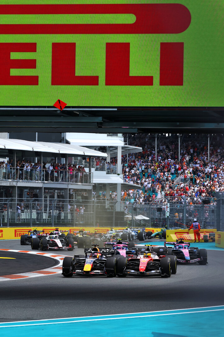 GP MIAMI, Max Verstappen (NLD) Red Bull Racing RB22 e Lewis Hamilton (GBR) Ferrari SF-26 at the partenza of Sprint.
02.05.2026. Formula 1 World Championship, Rd 4, Miami Grand Prix, Miami, Florida, USA, Sprint e Qualifiche Day.
- www.xpbimages.com, EMail: requests@xpbimages.com © Copyright: Patching / XPB Images