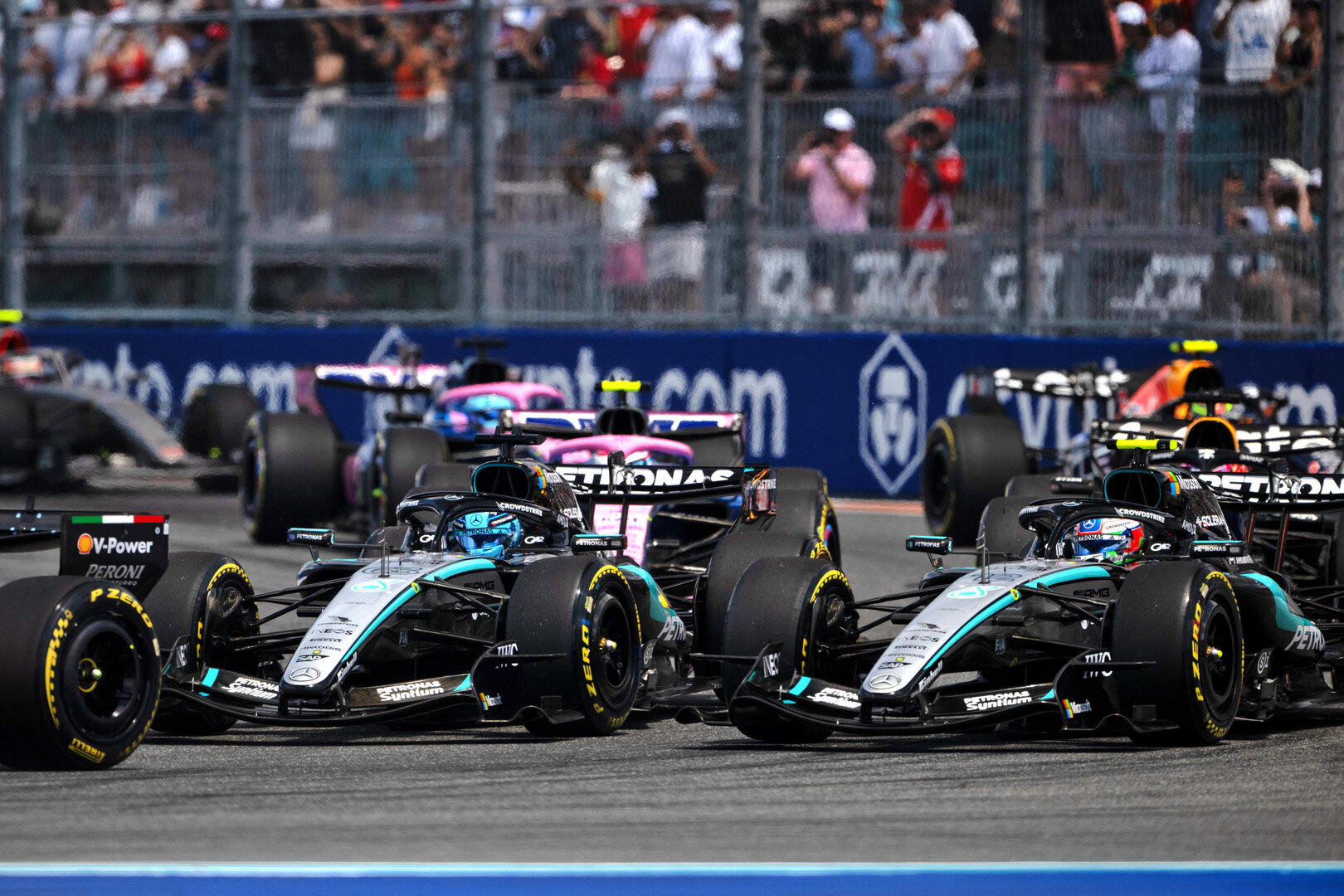 GP MIAMI, George Russell (GBR) Mercedes AMG Formula One Team W17 e Andrea Kimi Antonelli (ITA) Mercedes AMG Formula One Team W17 at the partenza of Sprint.
02.05.2026. Formula 1 World Championship, Rd 4, Miami Grand Prix, Miami, Florida, USA, Sprint e Qualifiche Day.
- www.xpbimages.com, EMail: requests@xpbimages.com © Copyright: Price / XPB Images