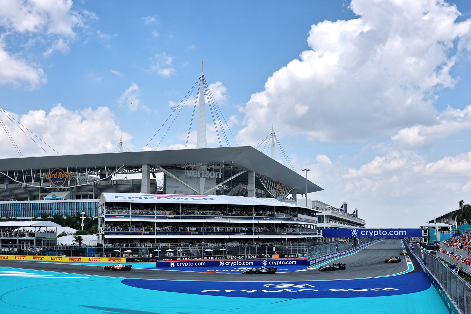 GP MIAMI, Charles Leclerc (MON) Ferrari SF-26 davanti a Andrea Kimi Antonelli (ITA) Mercedes AMG Formula One Team W17; George Russell (GBR) Mercedes AMG Formula One Team W17; e Lewis Hamilton (GBR) Ferrari SF-26.
02.05.2026. Formula 1 World Championship, Rd 4, Miami Grand Prix, Miami, Florida, USA, Sprint e Qualifiche Day.
- www.xpbimages.com, EMail: requests@xpbimages.com © Copyright: Moy / XPB Images