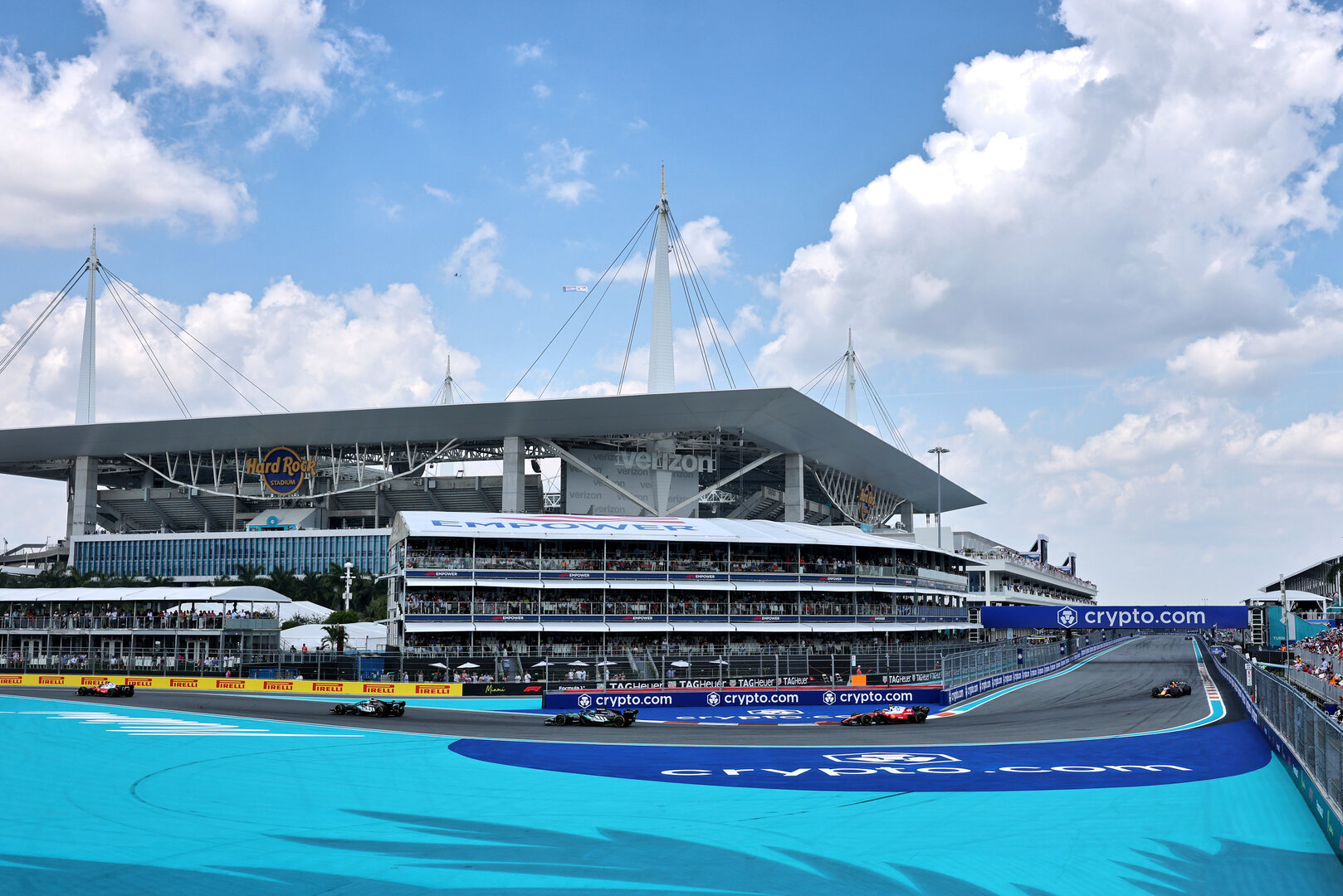 GP MIAMI, Charles Leclerc (MON) Ferrari SF-26 davanti a Andrea Kimi Antonelli (ITA) Mercedes AMG Formula One Team W17; George Russell (GBR) Mercedes AMG Formula One Team W17; e Lewis Hamilton (GBR) Ferrari SF-26.
02.05.2026. Formula 1 World Championship, Rd 4, Miami Grand Prix, Miami, Florida, USA, Sprint e Qualifiche Day.
- www.xpbimages.com, EMail: requests@xpbimages.com © Copyright: Moy / XPB Images