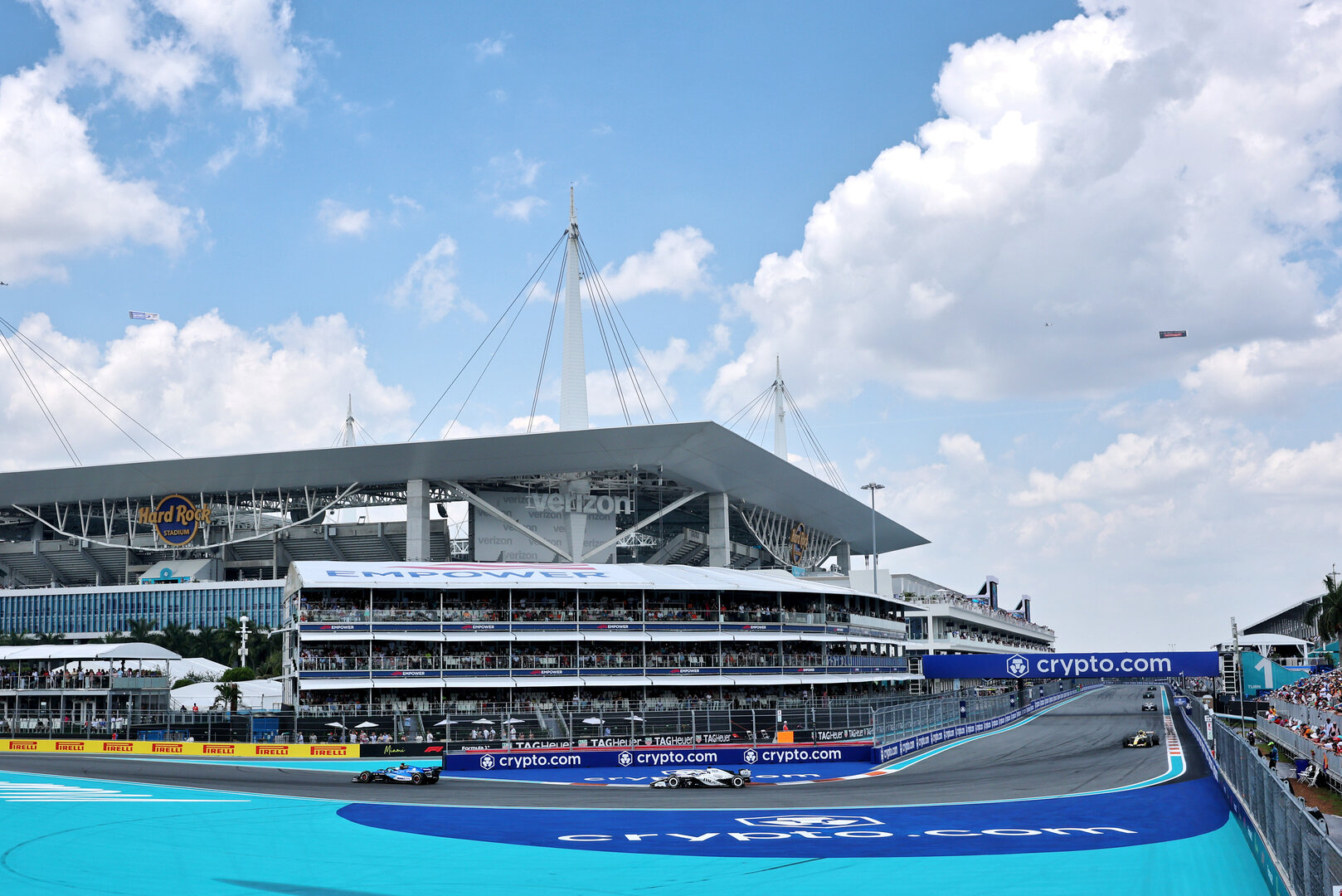 GP MIAMI, Alexander Albon (THA) Williams F1 Team FW48 e Sergio Perez (MEX) Cadillac Formula 1 Team MAC-26.
02.05.2026. Formula 1 World Championship, Rd 4, Miami Grand Prix, Miami, Florida, USA, Sprint e Qualifiche Day.
- www.xpbimages.com, EMail: requests@xpbimages.com © Copyright: Moy / XPB Images