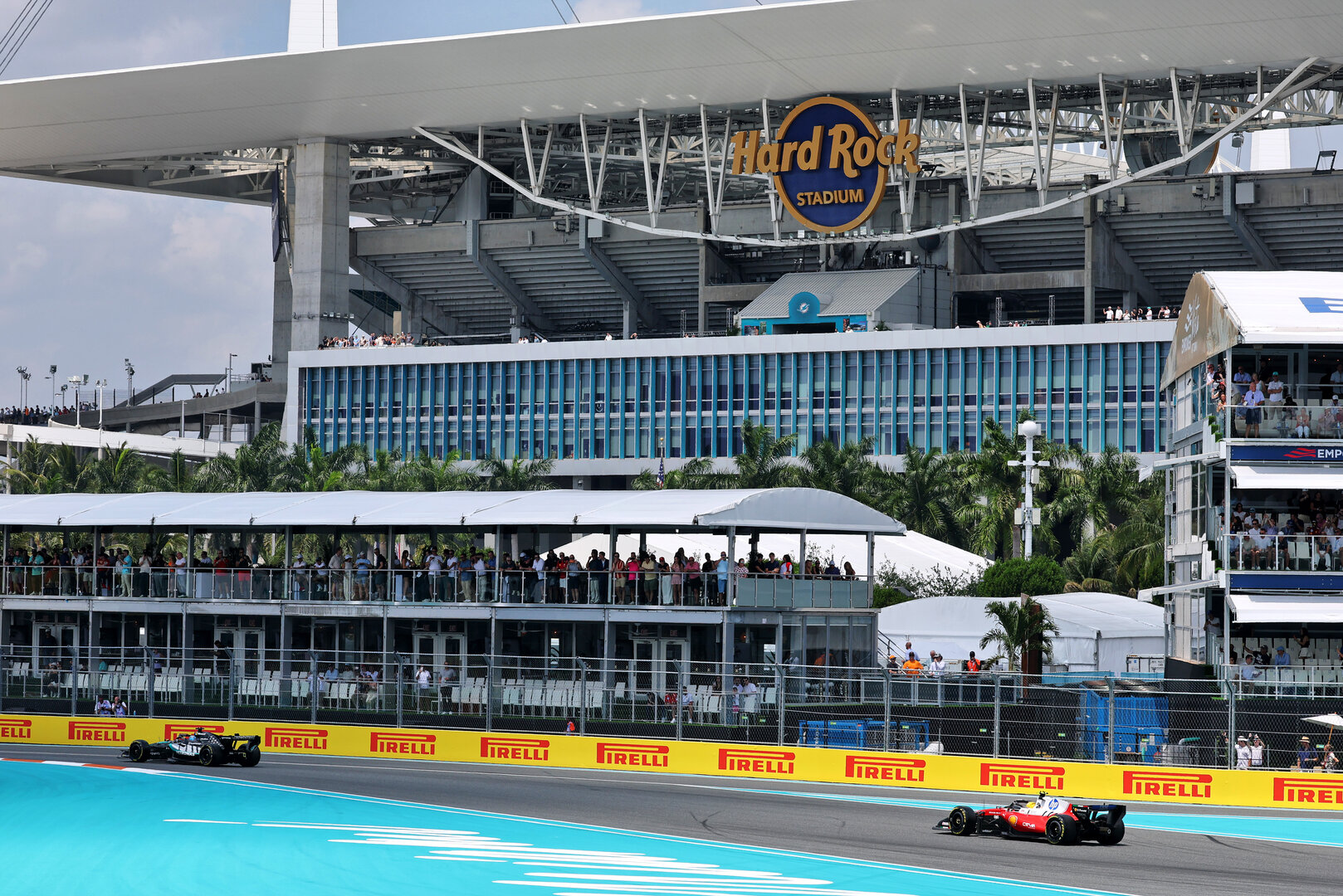 GP MIAMI, George Russell (GBR) Mercedes AMG Formula One Team W17 e Lewis Hamilton (GBR) Ferrari SF-26.
02.05.2026. Formula 1 World Championship, Rd 4, Miami Grand Prix, Miami, Florida, USA, Sprint e Qualifiche Day.
- www.xpbimages.com, EMail: requests@xpbimages.com © Copyright: Moy / XPB Images