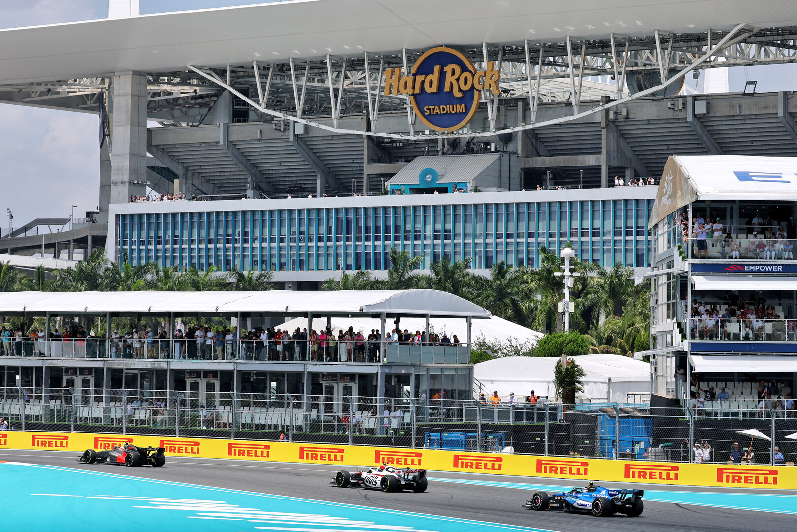 GP MIAMI, Gabriel Bortoleto (BRA) Audi F1 Team R26 davanti a Oliver Bearman (GBR) Haas F1 Team VF-26 e Carlos Sainz (ESP) Williams F1 Team FW48.
02.05.2026. Formula 1 World Championship, Rd 4, Miami Grand Prix, Miami, Florida, USA, Sprint e Qualifiche Day.
- www.xpbimages.com, EMail: requests@xpbimages.com © Copyright: Moy / XPB Images