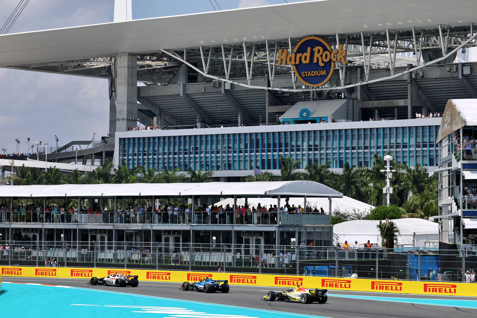 GP MIAMI, Oliver Bearman (GBR) Haas F1 Team VF-26 davanti a Carlos Sainz (ESP) Williams F1 Team FW48 e Liam Lawson (NZL) Racing Bulls Formula One Team VCARB 03.
02.05.2026. Formula 1 World Championship, Rd 4, Miami Grand Prix, Miami, Florida, USA, Sprint e Qualifiche Day.
- www.xpbimages.com, EMail: requests@xpbimages.com © Copyright: Moy / XPB Images