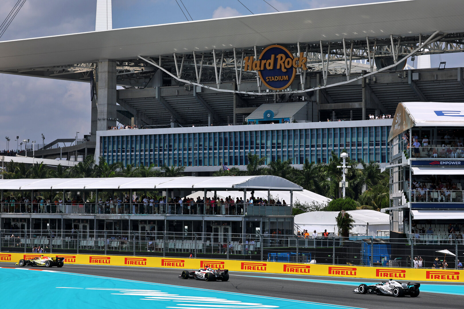 GP MIAMI, Liam Lawson (NZL) Racing Bulls Formula One Team VCARB 03 davanti a Esteban Ocon (FRA) Haas F1 Team VF-26 e Sergio Perez (MEX) Cadillac Formula 1 Team MAC-26.
02.05.2026. Formula 1 World Championship, Rd 4, Miami Grand Prix, Miami, Florida, USA, Sprint e Qualifiche Day.
- www.xpbimages.com, EMail: requests@xpbimages.com © Copyright: Moy / XPB Images