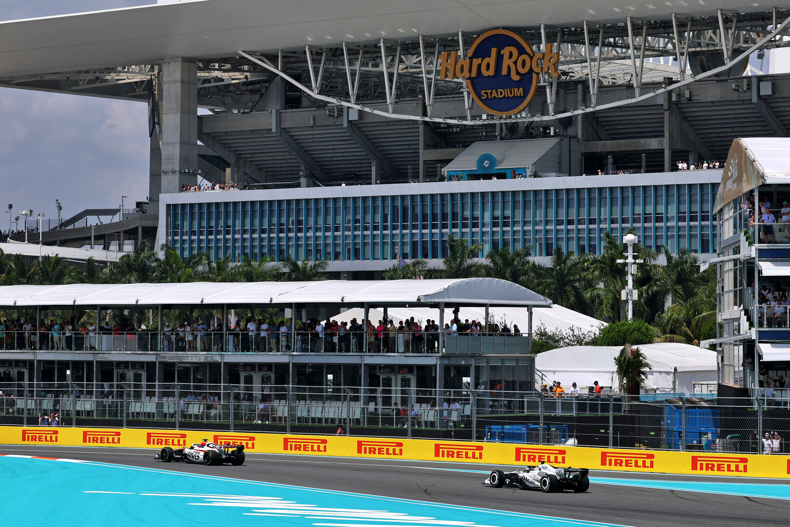 GP MIAMI, Esteban Ocon (FRA) Haas F1 Team VF-26 e Sergio Perez (MEX) Cadillac Formula 1 Team MAC-26.
02.05.2026. Formula 1 World Championship, Rd 4, Miami Grand Prix, Miami, Florida, USA, Sprint e Qualifiche Day.
- www.xpbimages.com, EMail: requests@xpbimages.com © Copyright: Moy / XPB Images