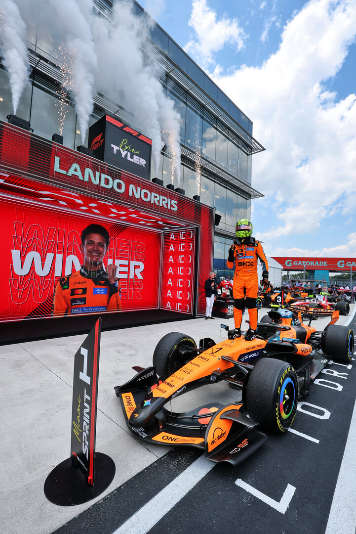 GP MIAMI, Sprint winner Lando Norris (GBR) McLaren F1 Team MCL40 celebrates in parc ferme.
02.05.2026. Formula 1 World Championship, Rd 4, Miami Grand Prix, Miami, Florida, USA, Sprint e Qualifiche Day.
- www.xpbimages.com, EMail: requests@xpbimages.com © Copyright: Moy / XPB Images