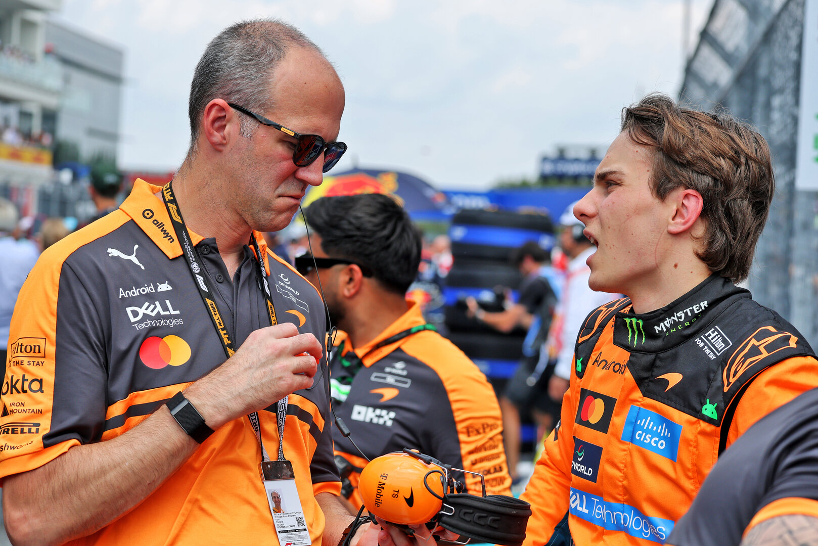 GP MIAMI, (L to R): Tom Stallard (GBR) McLaren F1 Team Gara Engineer with Oscar Piastri (AUS) McLaren F1 Team on the grid.
02.05.2026. Formula 1 World Championship, Rd 4, Miami Grand Prix, Miami, Florida, USA, Sprint e Qualifiche Day.
- www.xpbimages.com, EMail: requests@xpbimages.com © Copyright: Moy / XPB Images