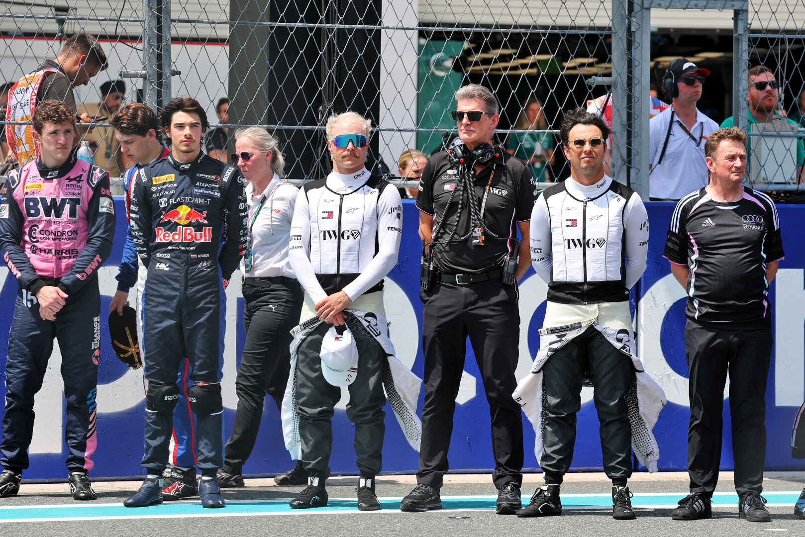 GP MIAMI, (L to R): Alexander Dunne (IRE) Rodin Motorsport; Nikola Tsolov (BGR) Campos Racing; Valtteri Bottas (FIN) Cadillac Formula 1 Team; Graeme Lowdon (GBR) Cadillac Formula 1 Team, Team Principal; Sergio Perez (MEX) Cadillac Formula 1 Team; e Allan McNish (GBR) Audi F1 Team Racing Director, as the grid pays its respects to Alex Zanardi (ITA).
02.05.2026. Formula 1 World Championship, Rd 4, Miami Grand Prix, Miami, Florida, USA, Sprint e Qualifiche Day.
- www.xpbimages.com, EMail: requests@xpbimages.com © Copyright: Moy / XPB Images