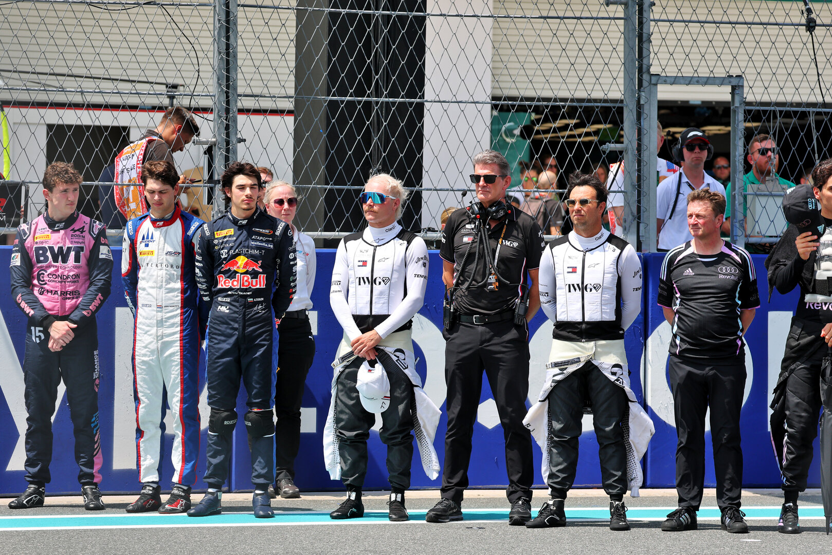 GP MIAMI, (L to R): Alexander Dunne (IRE) Rodin Motorsport; Nikola Tsolov (BGR) Campos Racing; Valtteri Bottas (FIN) Cadillac Formula 1 Team; Graeme Lowdon (GBR) Cadillac Formula 1 Team, Team Principal; Sergio Perez (MEX) Cadillac Formula 1 Team; e Allan McNish (GBR) Audi F1 Team Racing Director, as the grid pays its respects to Alex Zanardi (ITA).
02.05.2026. Formula 1 World Championship, Rd 4, Miami Grand Prix, Miami, Florida, USA, Sprint e Qualifiche Day.
- www.xpbimages.com, EMail: requests@xpbimages.com © Copyright: Moy / XPB Images