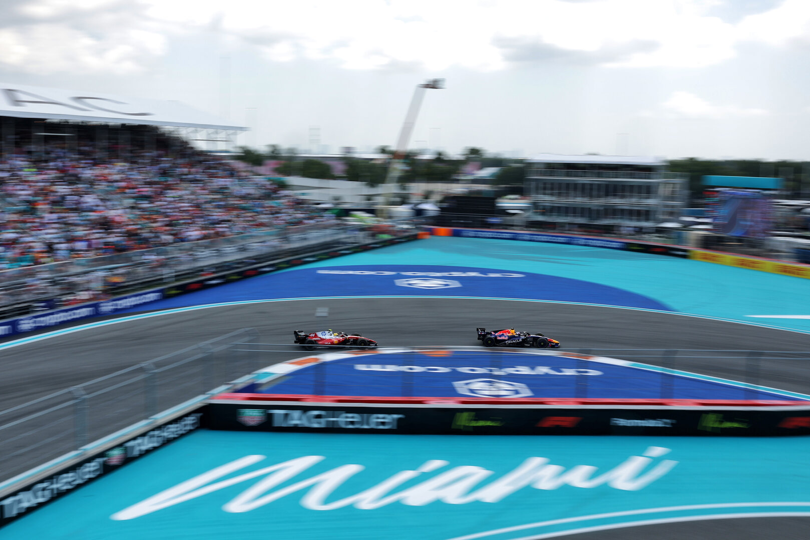 GP MIAMI, Max Verstappen (NLD) Red Bull Racing RB22 davanti a Lewis Hamilton (GBR) Ferrari SF-26.
02.05.2026. Formula 1 World Championship, Rd 4, Miami Grand Prix, Miami, Florida, USA, Sprint e Qualifiche Day.
- www.xpbimages.com, EMail: requests@xpbimages.com © Copyright: Dunbar / XPB Images