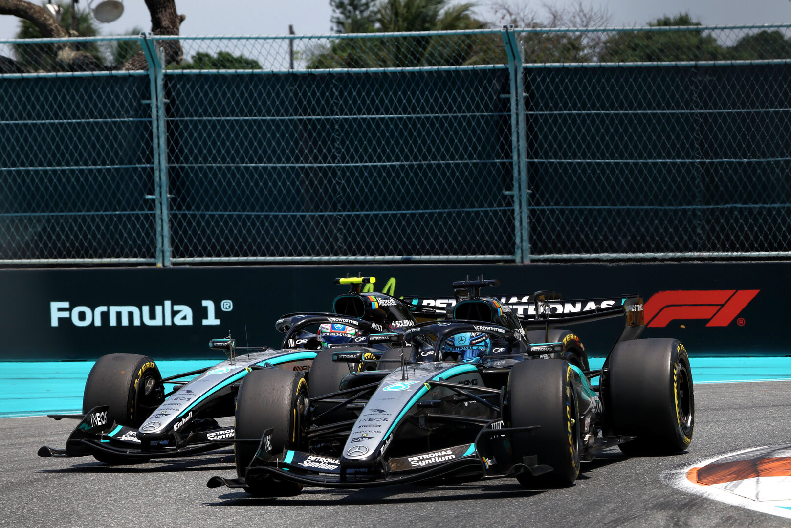 GP MIAMI, George Russell (GBR) Mercedes AMG Formula One Team W17 e Andrea Kimi Antonelli (ITA) Mercedes AMG Formula One Team W17.
02.05.2026. Formula 1 World Championship, Rd 4, Miami Grand Prix, Miami, Florida, USA, Sprint e Qualifiche Day.
 - www.xpbimages.com, EMail: requests@xpbimages.com © Copyright: Rew / XPB Images