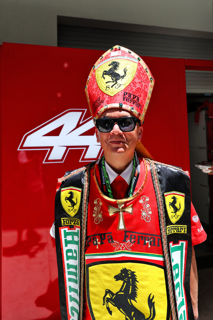 GP MIAMI, Circuit Atmosfera - Ferrari fan.
02.05.2026. Formula 1 World Championship, Rd 4, Miami Grand Prix, Miami, Florida, USA, Sprint e Qualifiche Day.
- www.xpbimages.com, EMail: requests@xpbimages.com © Copyright: Bearne / XPB Images