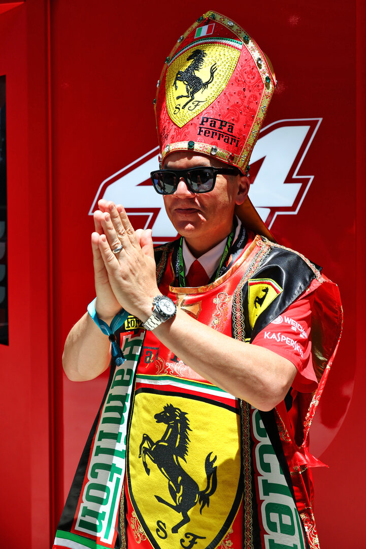 GP MIAMI, Circuit Atmosfera - Ferrari fan.
02.05.2026. Formula 1 World Championship, Rd 4, Miami Grand Prix, Miami, Florida, USA, Sprint e Qualifiche Day.
- www.xpbimages.com, EMail: requests@xpbimages.com © Copyright: Bearne / XPB Images