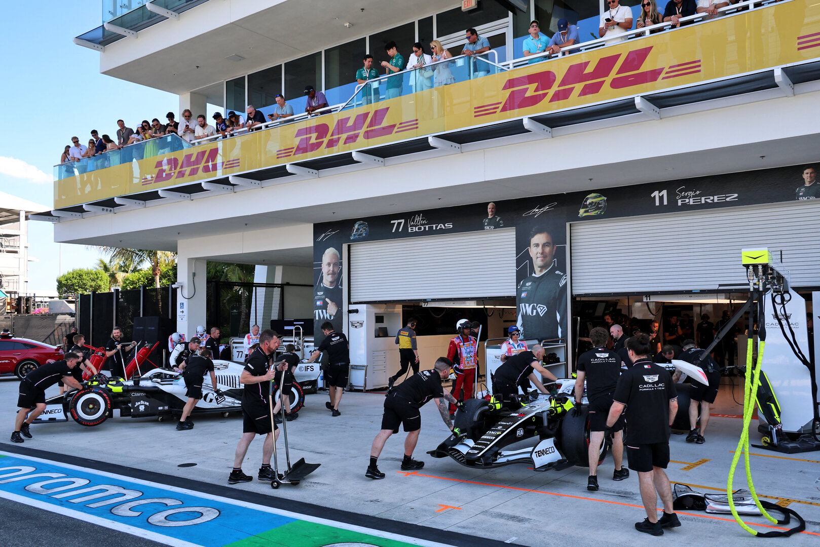 GP MIAMI, Valtteri Bottas (FIN) Cadillac Formula 1 Team MAC-26 e Sergio Perez (MEX) Cadillac Formula 1 Team MAC-26 in the pits.
02.05.2026. Formula 1 World Championship, Rd 4, Miami Grand Prix, Miami, Florida, USA, Sprint e Qualifiche Day.
- www.xpbimages.com, EMail: requests@xpbimages.com © Copyright: Batchelor / XPB Images