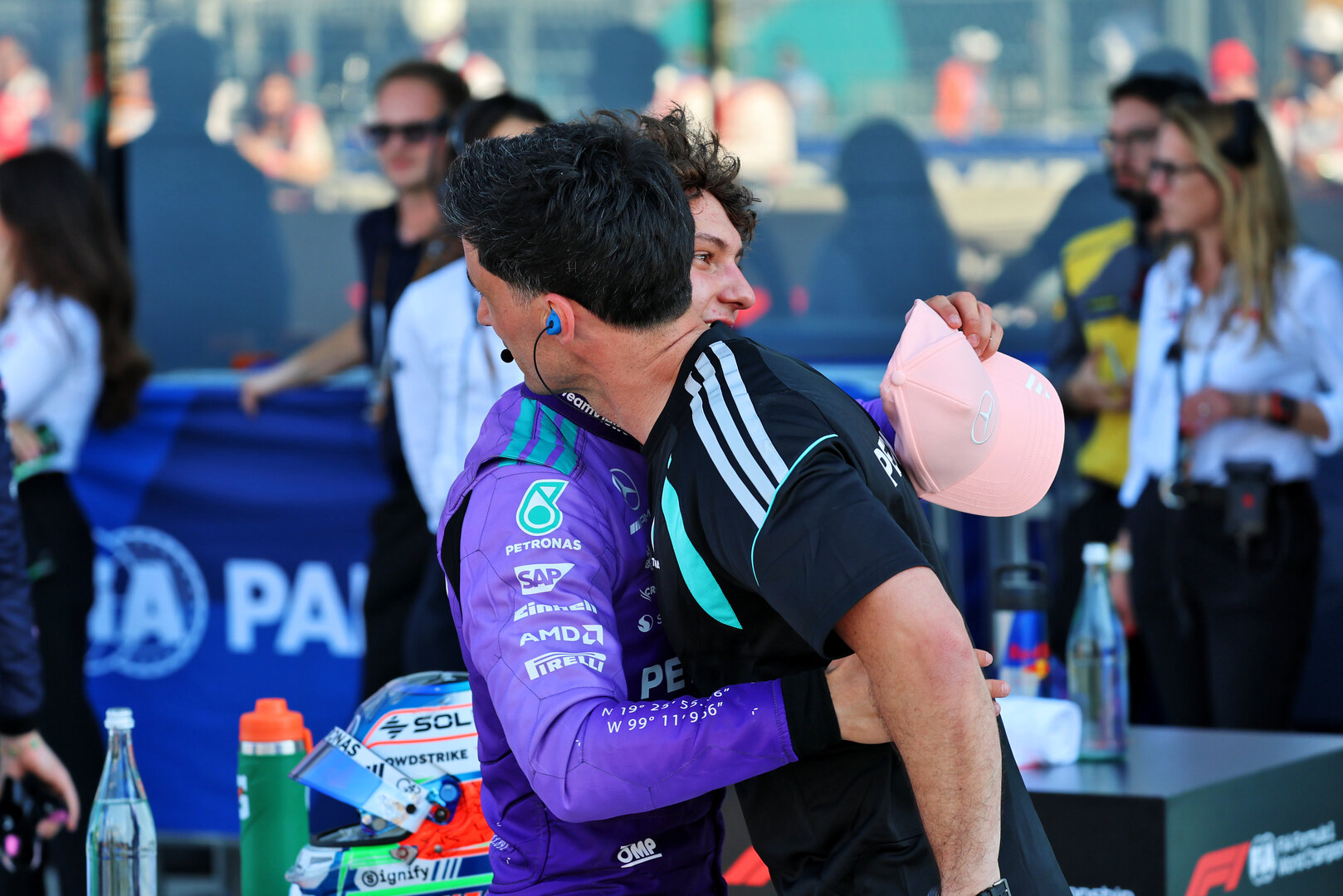 GP MIAMI, (L to R): Andrea Kimi Antonelli (ITA) Mercedes AMG Formula One Team celebrates his pole position in qualifying parc ferme with the team.
02.05.2026. Formula 1 World Championship, Rd 4, Miami Grand Prix, Miami, Florida, USA, Sprint e Qualifiche Day.
- www.xpbimages.com, EMail: requests@xpbimages.com © Copyright: Batchelor / XPB Images
