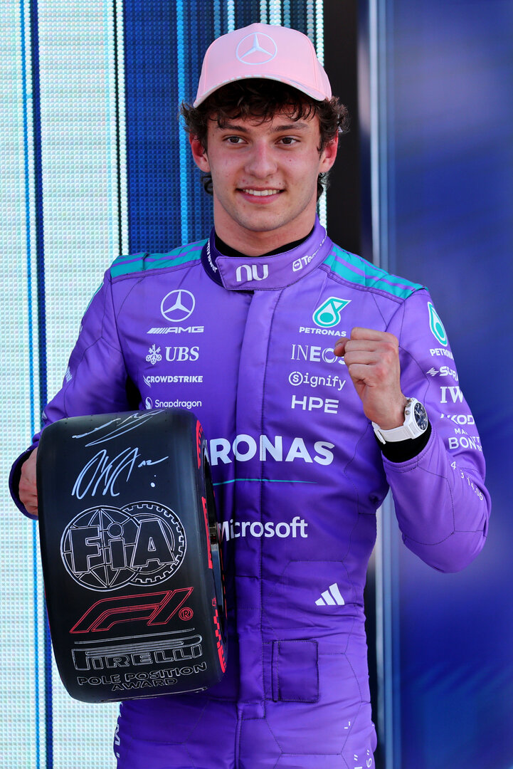 GP MIAMI, Pole sitter Andrea Kimi Antonelli (ITA) Mercedes AMG Formula One Team celebrates with the Pirelli Pole Position Award in qualifying parc ferme.
02.05.2026. Formula 1 World Championship, Rd 4, Miami Grand Prix, Miami, Florida, USA, Sprint e Qualifiche Day.
- www.xpbimages.com, EMail: requests@xpbimages.com © Copyright: Batchelor / XPB Images