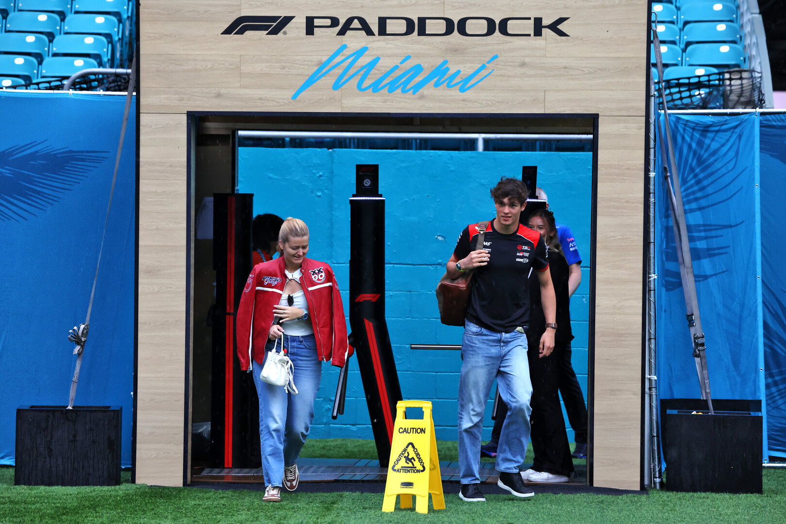 GP MIAMI, (L to R): Alicia Torriani with her boyfriend Oliver Bearman (GBR) Haas F1 Team.
03.05.2026. Formula 1 World Championship, Rd 4, Miami Grand Prix, Miami, Florida, USA, Gara Day.
 - www.xpbimages.com, EMail: requests@xpbimages.com © Copyright: Rew / XPB Images