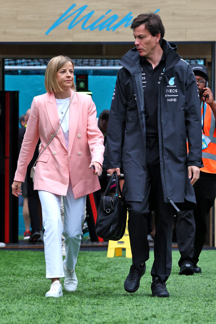 GP MIAMI, (L to R): Susie Wolff (GBR) F1 Academy Managing Director with her husband Toto Wolff (GER) Mercedes AMG Formula One Team Shareholder e Executive Director.
03.05.2026. Formula 1 World Championship, Rd 4, Miami Grand Prix, Miami, Florida, USA, Gara Day.
 - www.xpbimages.com, EMail: requests@xpbimages.com © Copyright: Rew / XPB Images