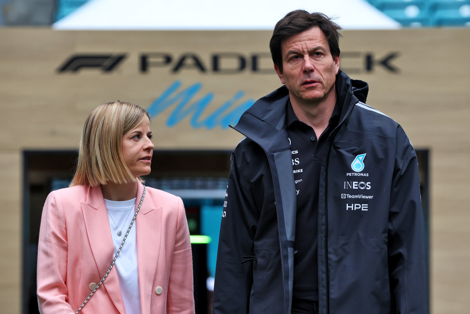 GP MIAMI, (L to R): Susie Wolff (GBR) F1 Academy Managing Director with her husband Toto Wolff (GER) Mercedes AMG Formula One Team Shareholder e Executive Director.
03.05.2026. Formula 1 World Championship, Rd 4, Miami Grand Prix, Miami, Florida, USA, Gara Day.
 - www.xpbimages.com, EMail: requests@xpbimages.com © Copyright: Rew / XPB Images