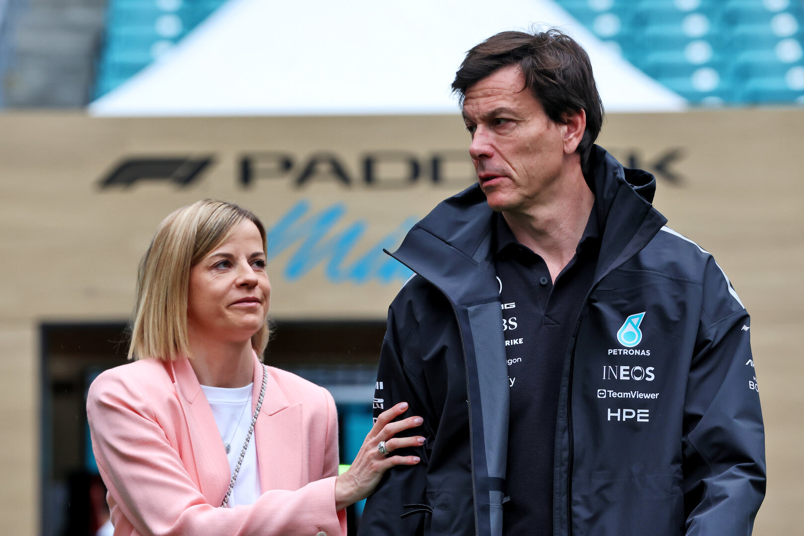 GP MIAMI, (L to R): Susie Wolff (GBR) F1 Academy Managing Director with her husband Toto Wolff (GER) Mercedes AMG Formula One Team Shareholder e Executive Director.
03.05.2026. Formula 1 World Championship, Rd 4, Miami Grand Prix, Miami, Florida, USA, Gara Day.
 - www.xpbimages.com, EMail: requests@xpbimages.com © Copyright: Rew / XPB Images