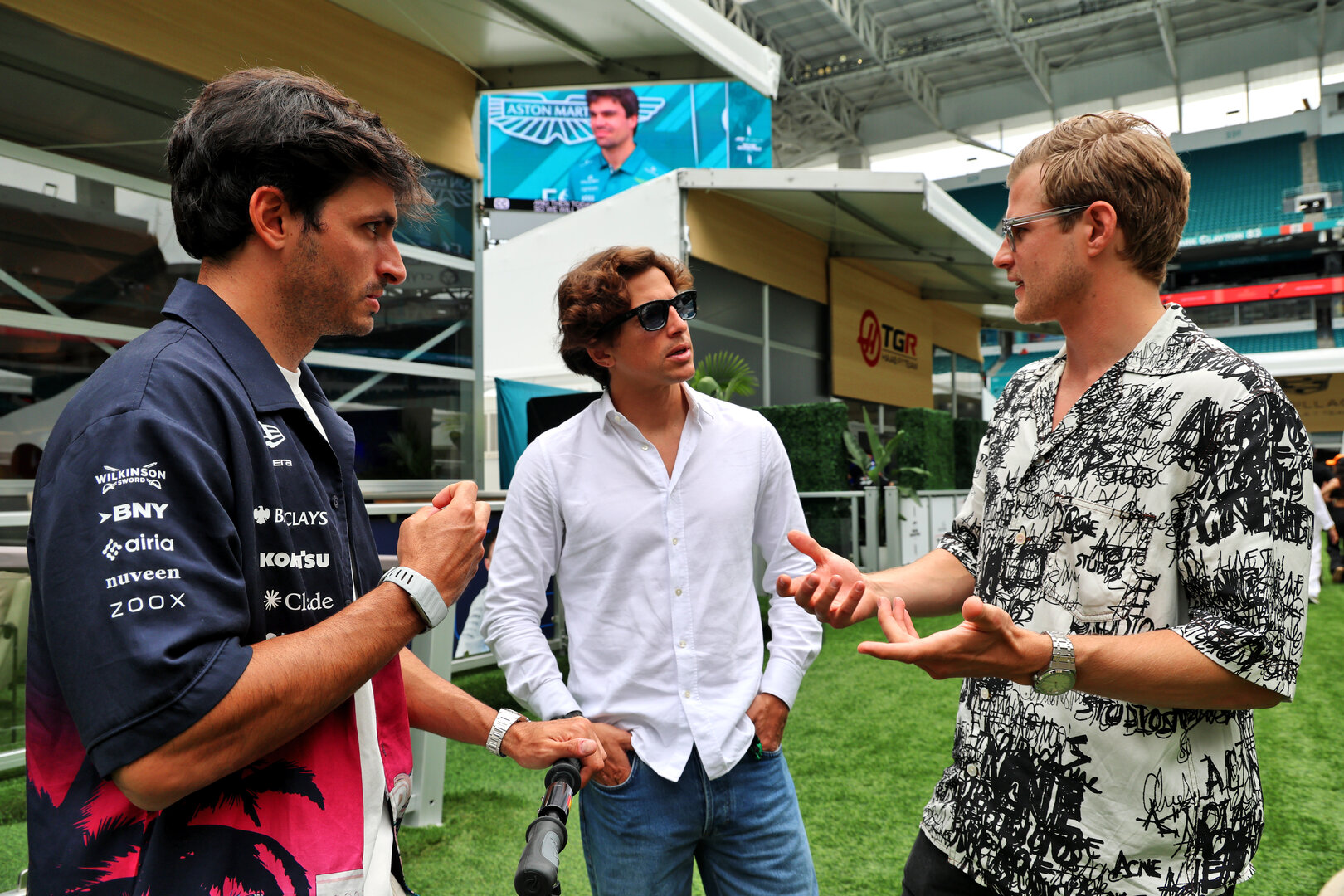 GP MIAMI, (L to R): Carlos Sainz (ESP) Williams F1 Team with Roberto Mehri (ESP) e Marcus Ericsson (SWE).
03.05.2026. Formula 1 World Championship, Rd 4, Miami Grand Prix, Miami, Florida, USA, Gara Day.
- www.xpbimages.com, EMail: requests@xpbimages.com © Copyright: Batchelor / XPB Images